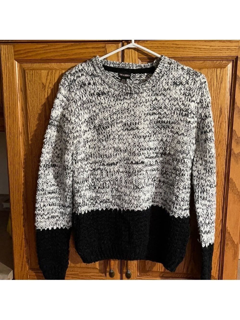 Love & Liberty sweater size M🔥🔥